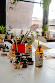 这个创意工作空间配有墨水瓶、画笔和书法工具，非常适合艺术项目