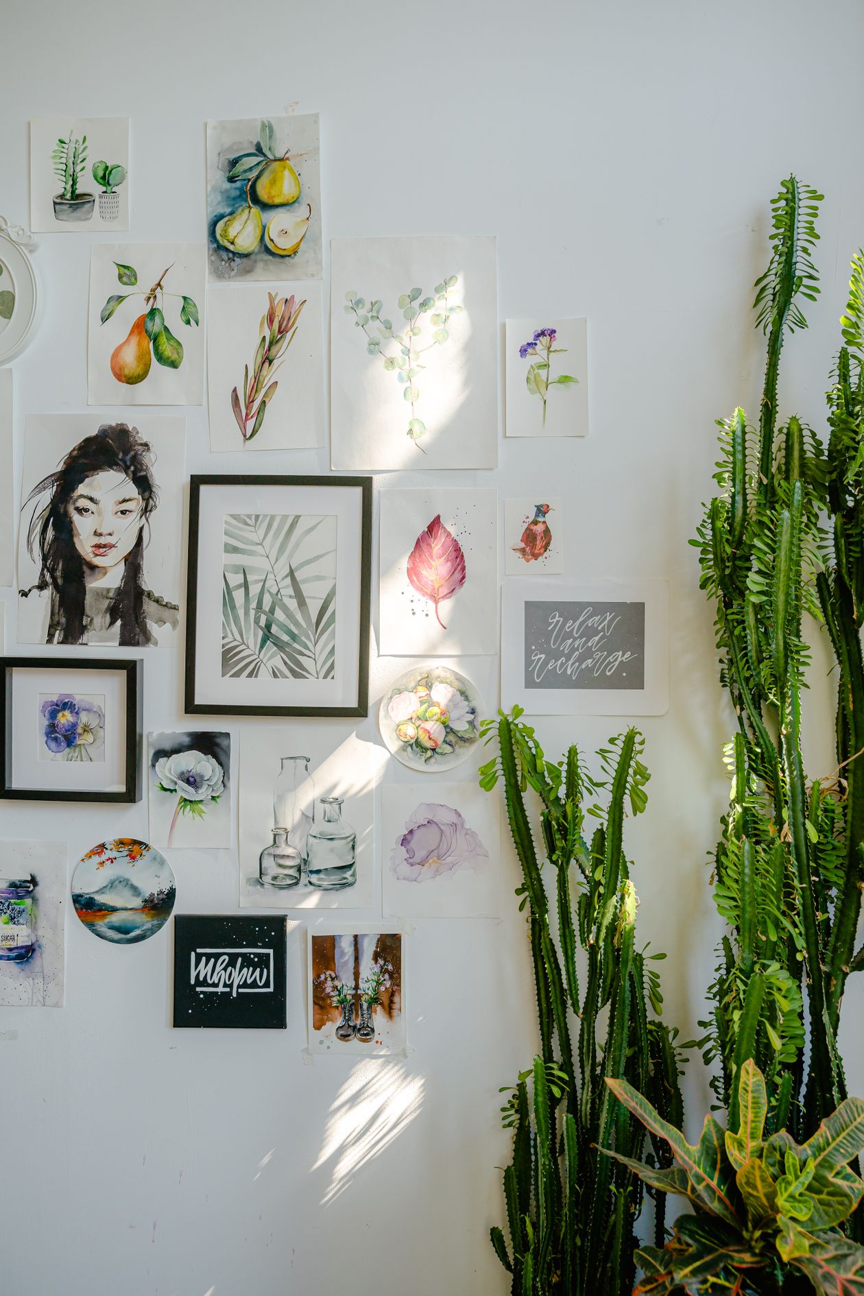 植物のある部屋に水彩や紙作品を集めて飾った実景