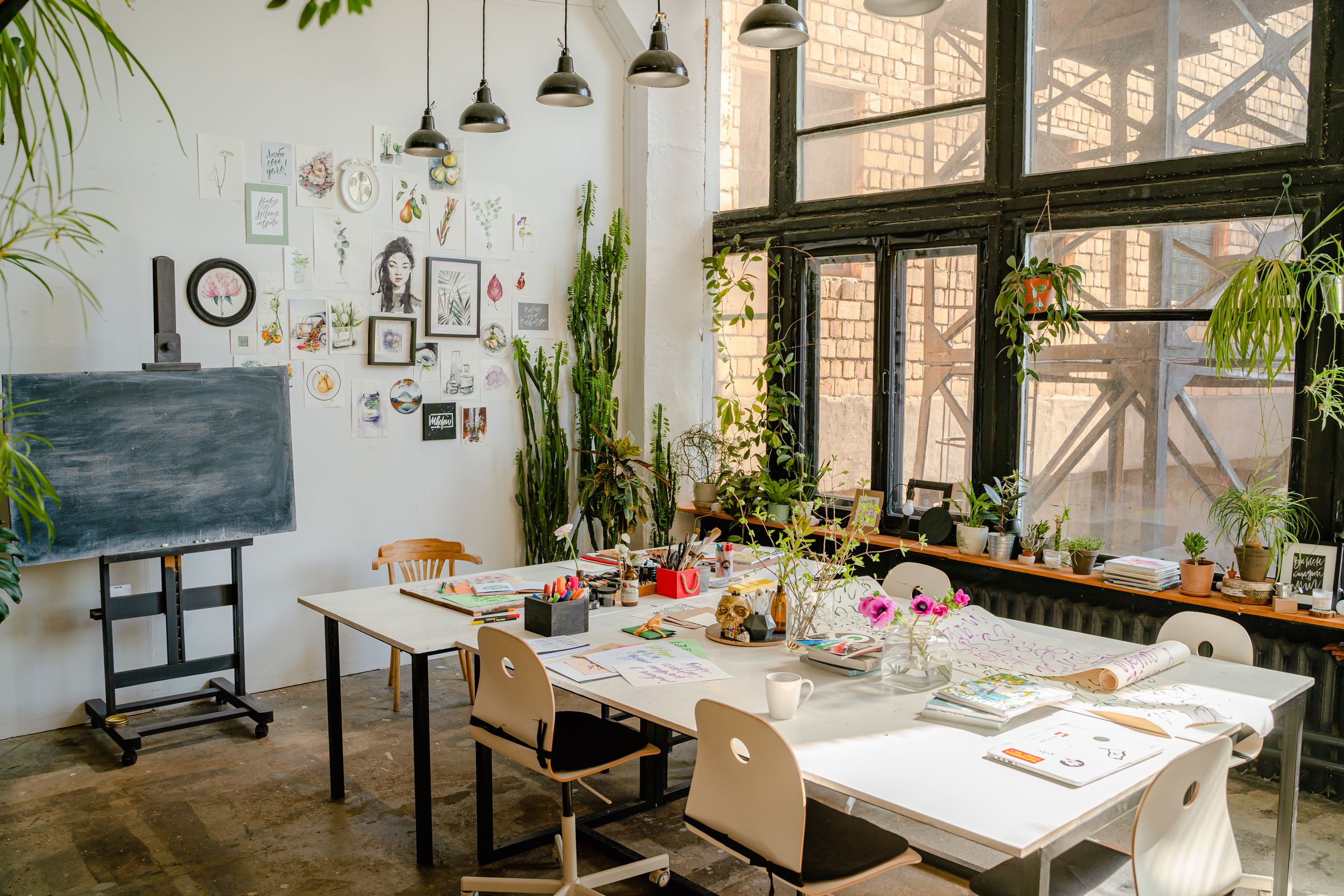 Estudio de arte luminoso con plantas y materiales