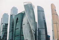 莫斯科商业区的当代摩天大楼以其独特的建筑设计引人注目
