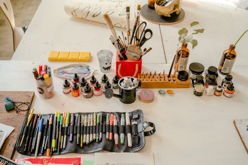 Kostnadsfria Kostnadsfri bild av borstar, färgade pennor, färgämnen Stock foto