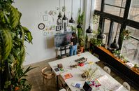 从空中俯瞰，这个创意工作区配备了艺术用品和植物，旨在激发创造力并融入绿色元素