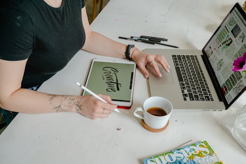 Gratis lagerfoto af arbejder, bærbar computer, forsyninger