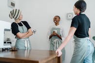 三名咖啡师在咖啡馆休息时享受着轻松的时刻