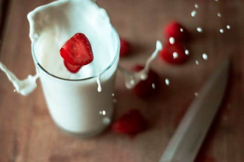 Immagine gratuita di fragola, fragole, latte