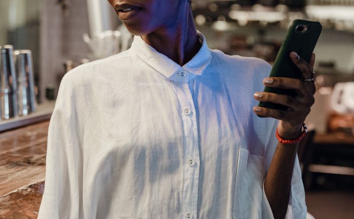 Online dating: starting a conversation on a niche platform