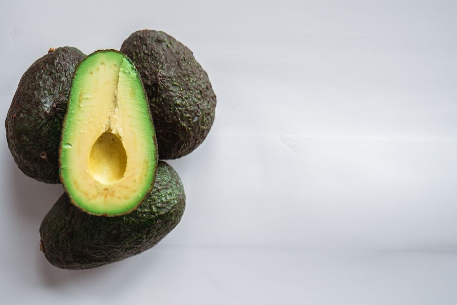 Mexikói guacamole – az eredeti avokádókrém titkai Oaxacából – ripe hass avocados cut in half