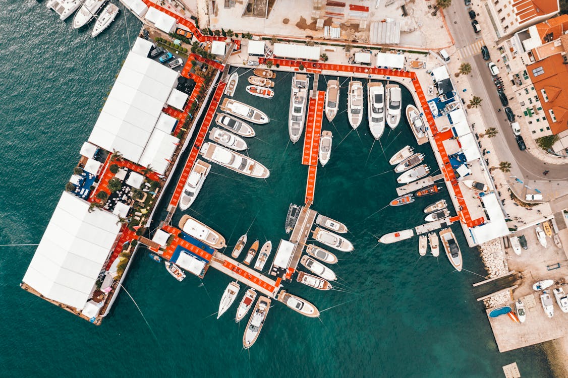 Port De La Ville Côtière Avec Des Navires Modernes Amarrés