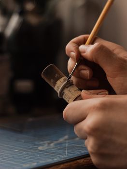 在白俄罗斯车间，制作戒指的双手特写展现了精确性与艺术性
