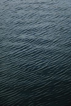 波光粼粼的海水，呈现出宁静的图案与纹理