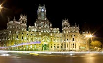 这张长曝光夜间照片展现了灯火通明的马德里西贝莱斯宫及其悠久历史建筑风貌