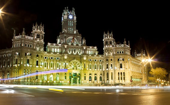 这张长曝光夜间照片展现了灯火通明的马德里西贝莱斯宫及其悠久历史建筑风貌