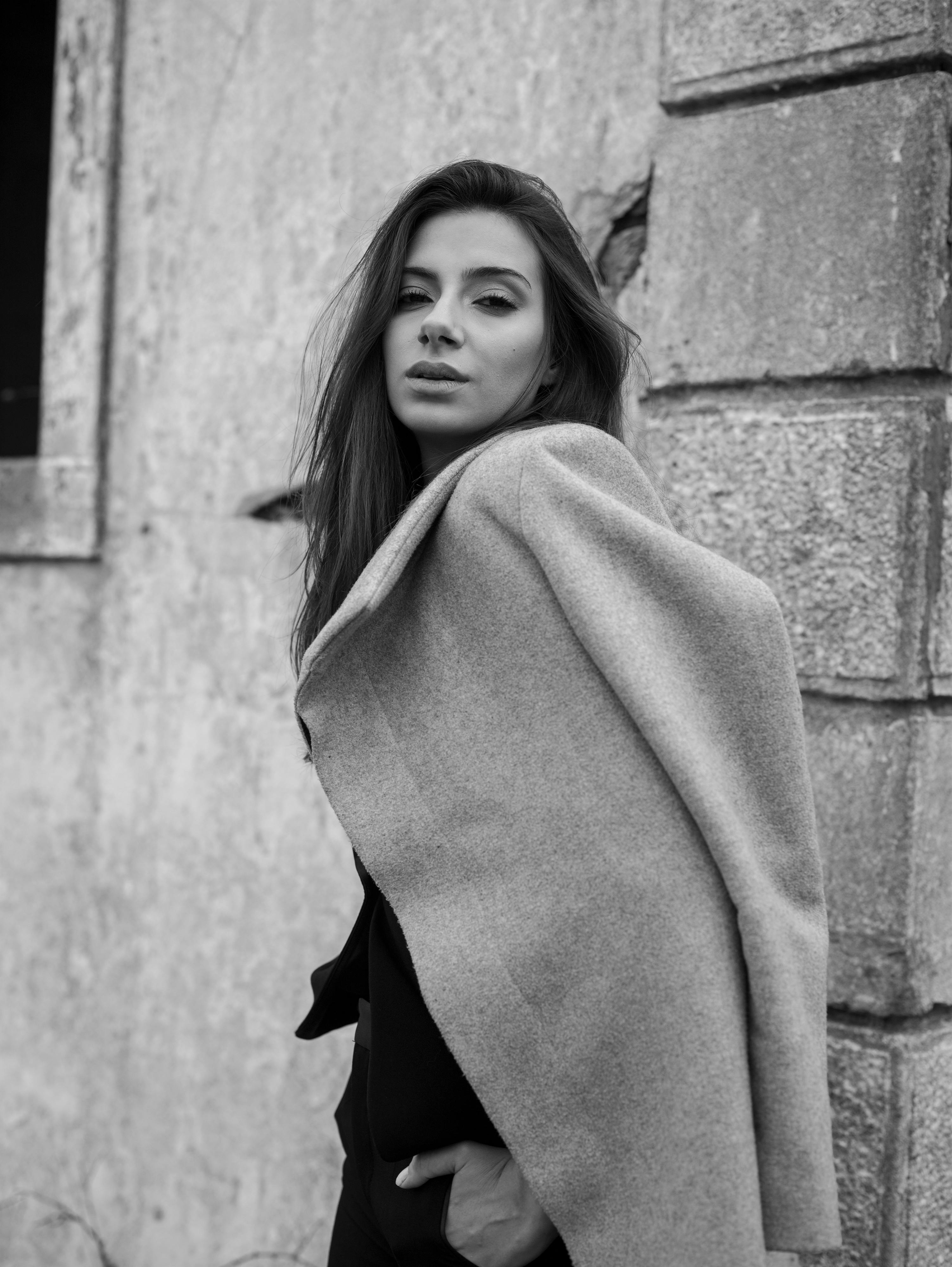 城市背景下，一位穿着外套的女人，时尚的黑白肖像