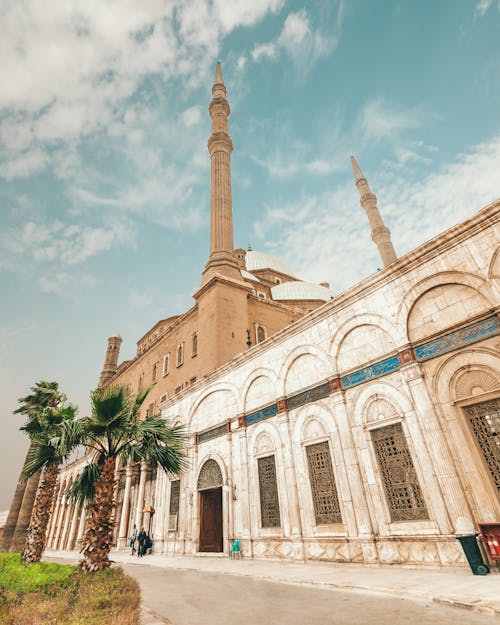 bulutlar, cami, dar açılı çekim içeren Ücretsiz stok fotoğraf