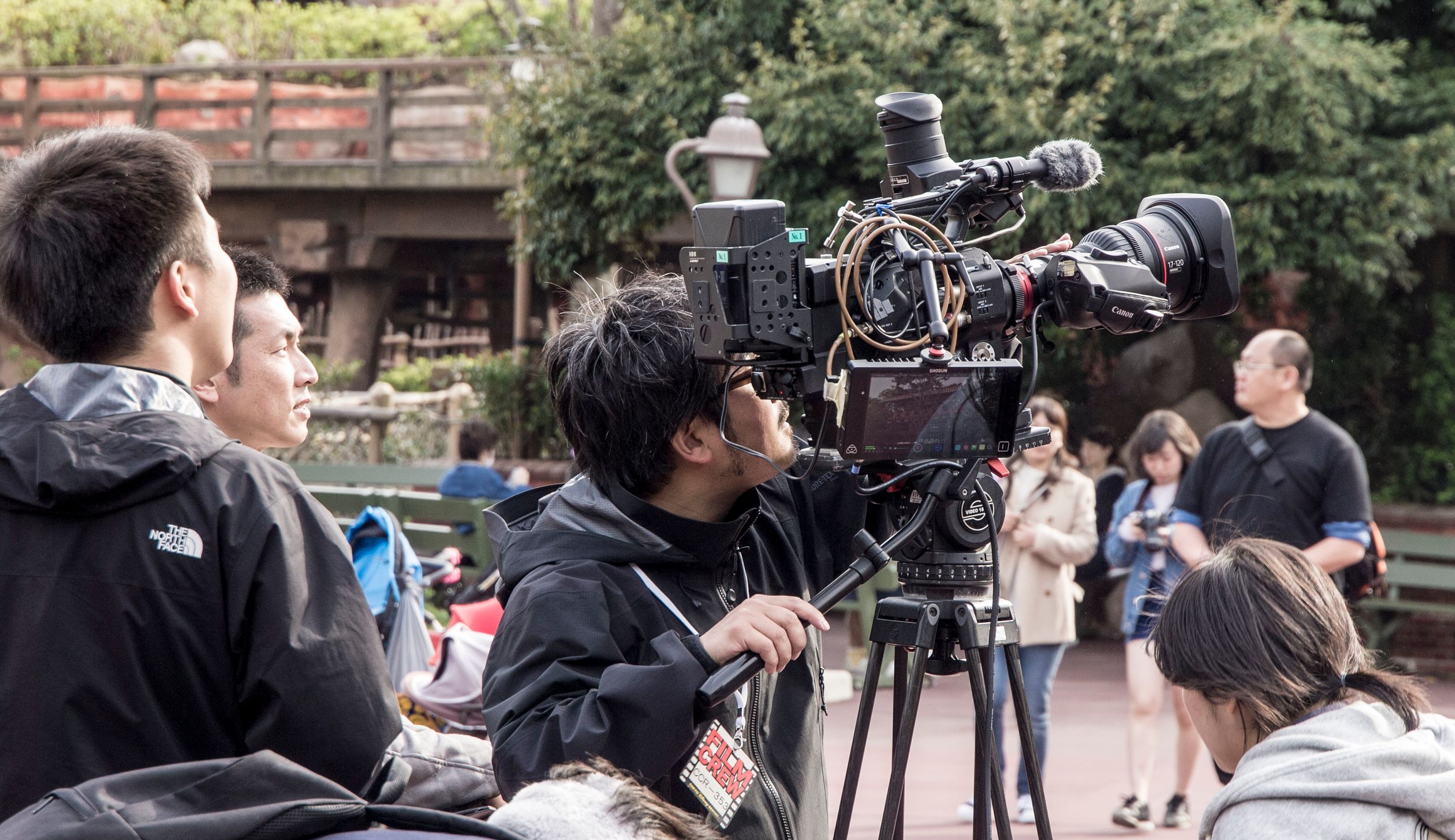 ถ่ายโฆษณารับนักแสดง 4 คน ถ่ายโฆษณารับนักแสดง 4 คน