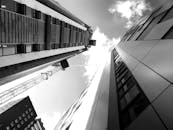 从低角度拍摄的黑白现代摩天大楼与起重机