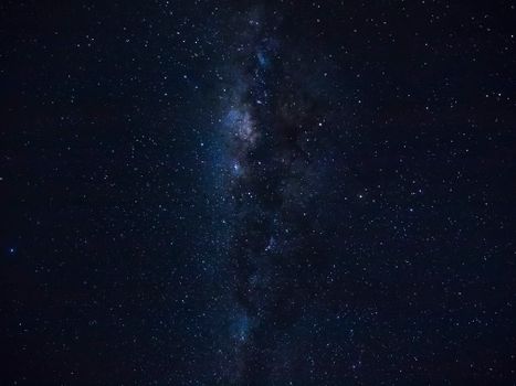 迷人的星空展示着银河系，无数星星清晰可见