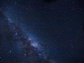 夜空晶莹剔透，银河壮丽的景色中布满了星星