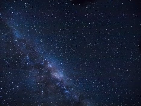 夜空晶莹剔透，银河壮丽的景色中布满了星星