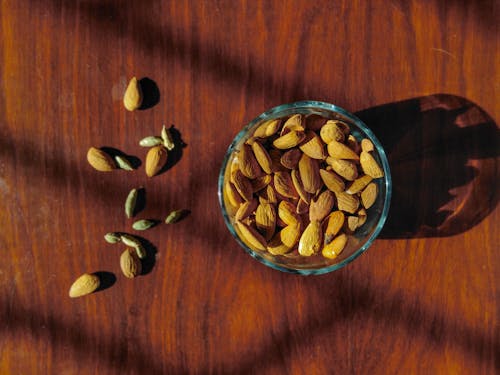 Foto profissional grátis de alimento, almond farm, alomnd na mesa