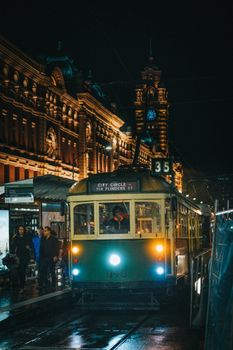 一个雨夜，在澳大利亚墨尔本标志性的弗林德斯街车站，我乘坐了一辆老式电车