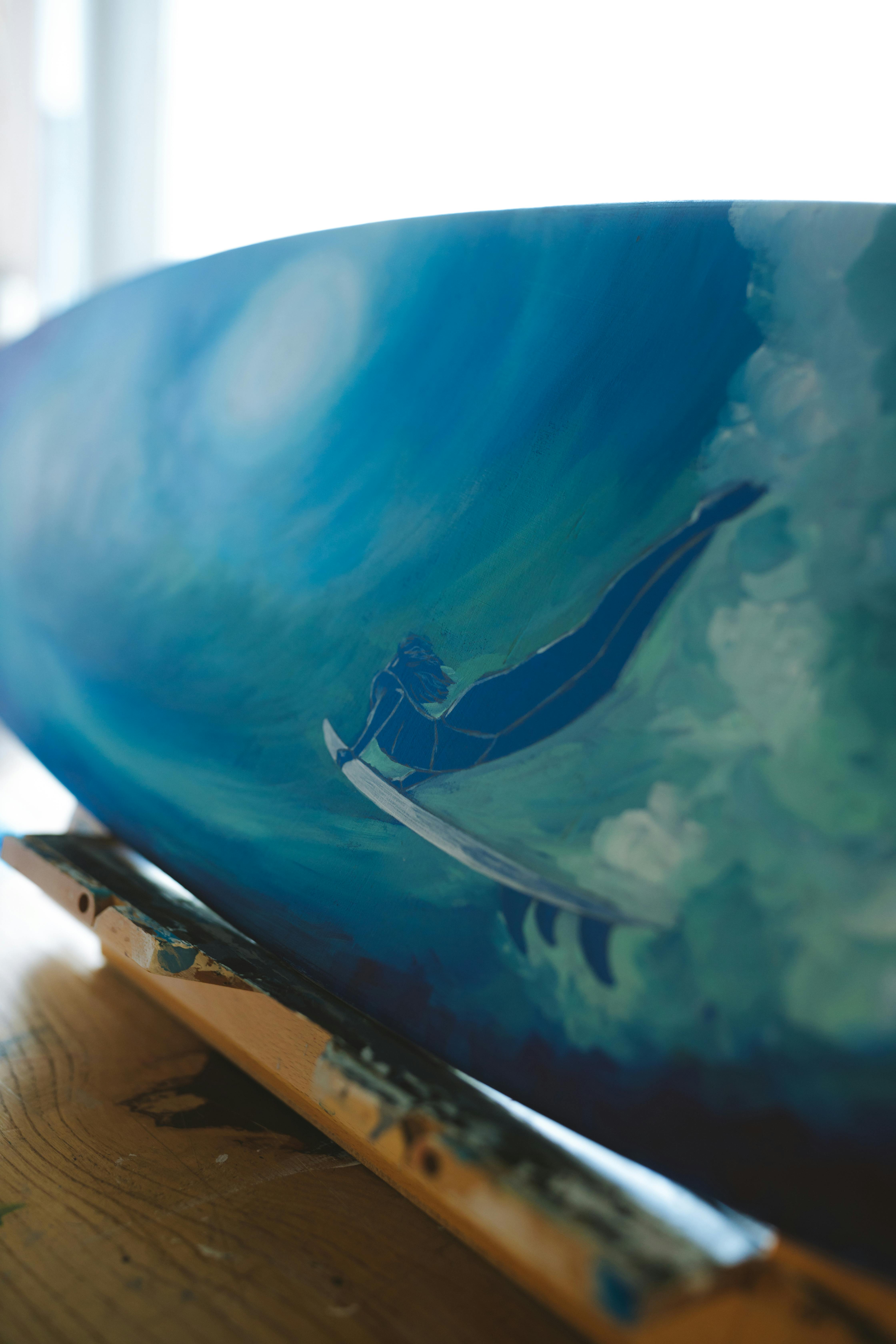 这幅描绘充满活力的冲浪者在海浪中冲浪的画作，非常适合冲浪爱好者