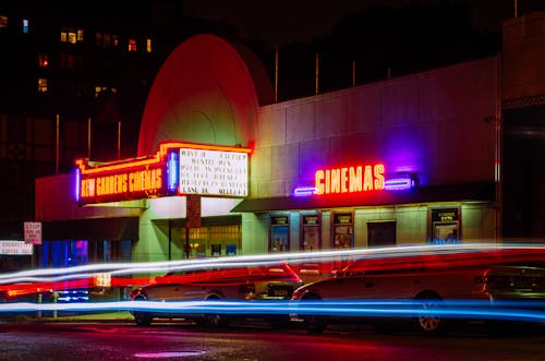 Fotografía A Intervalos De Las Luces Del Coche Frente Al Cine