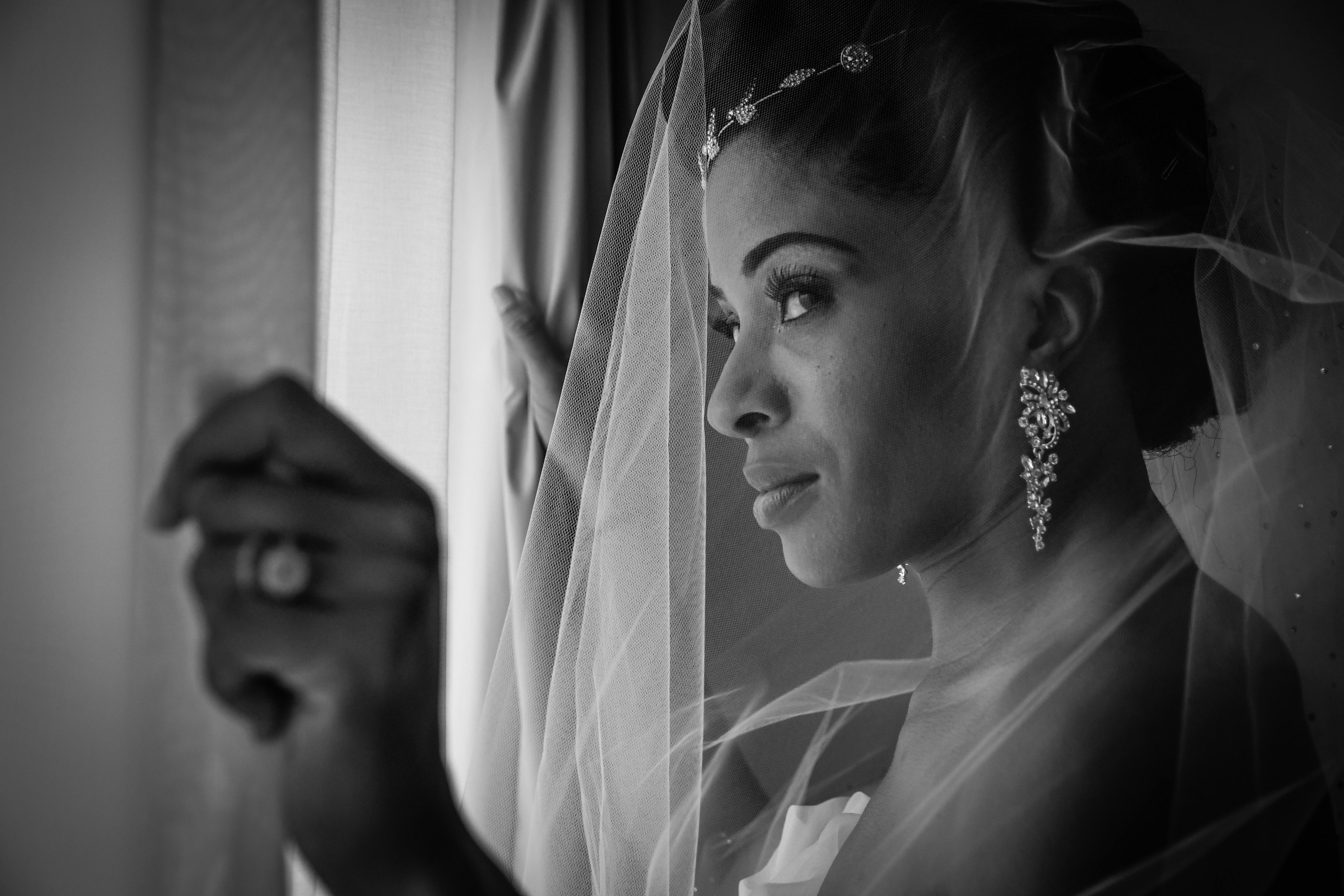 新娘戴着面纱的黑白肖像，散发着优雅与期待