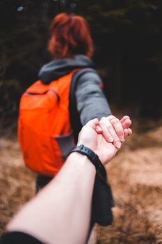 一对夫妇手牵着手在户外森林区域探索