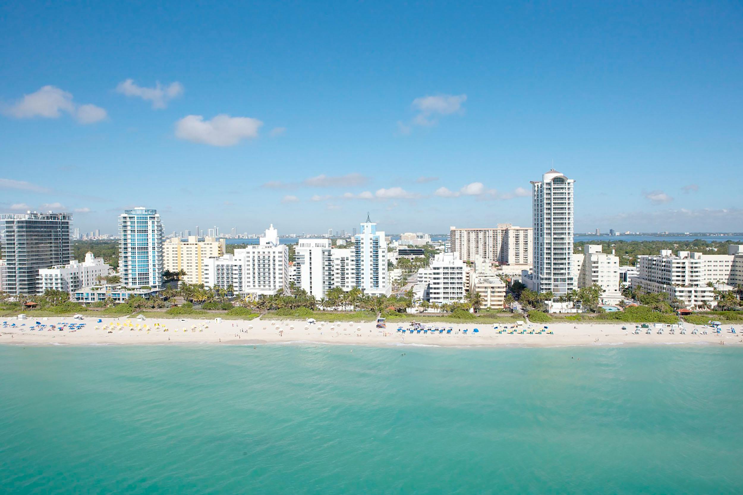 Buildings Near Beach · Free Stock Photo