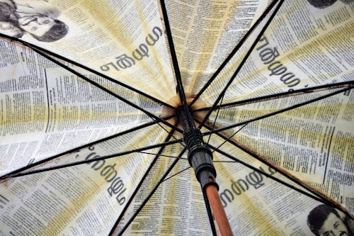 Foto profissional grátis de branco, guarda-chuva, guarda-chuva interior