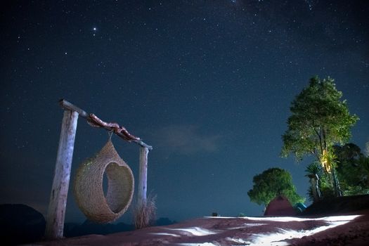 宁静的夜晚，星空下悬挂着藤椅
