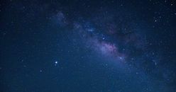 令人惊叹的星空捕捉生动地展示了银河系的细节