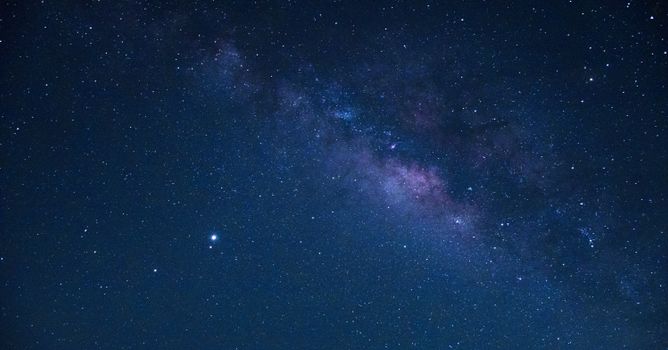 令人惊叹的星空捕捉生动地展示了银河系的细节