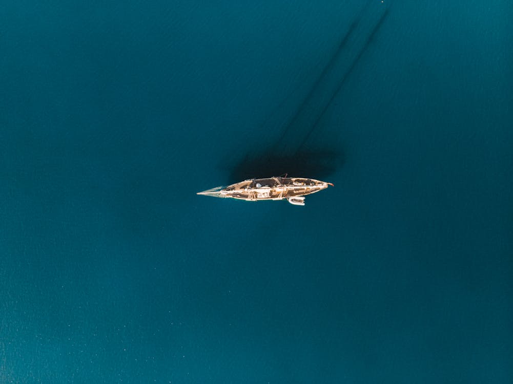 Gratis stockfoto met blauwe achtergrond, boot, bovenaanzicht