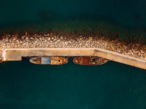 Fotobanka s bezplatnými fotkami na tému člny, drevený dok, Grécko