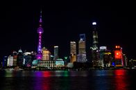 上海的夜景中，标志性的东方明珠塔格外醒目