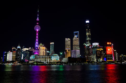 上海的夜景中，标志性的东方明珠塔格外醒目