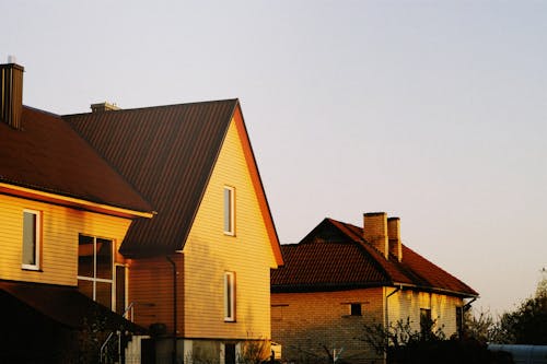 Foto profissional grátis de arquitetura, árvores, casas