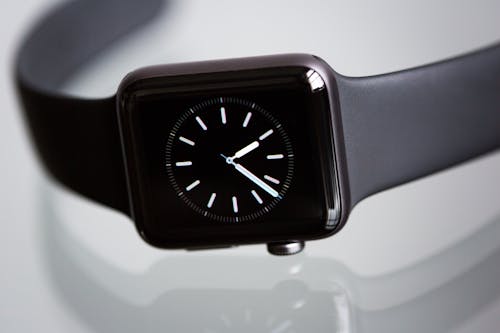 бесплатная черные часы Apple Watch с черным спортивным ремешком Стоковое фото