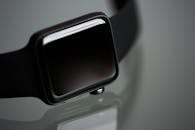 这款时尚现代的黑带智能手表特写，非常适合科技爱好者