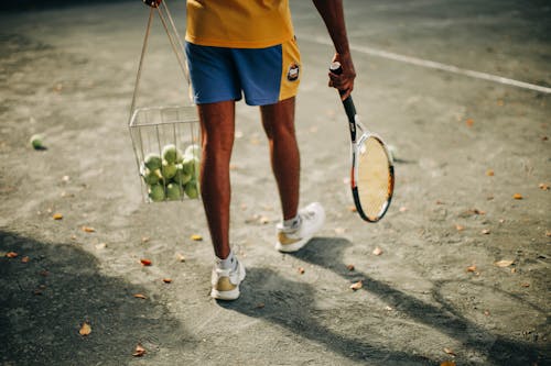 Человек, держащий теннисную ракетку