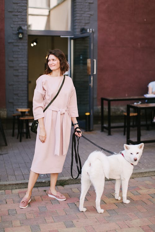 Köpeğinin Yanında Dururken Elbise Giyen Kadın Fotoğrafı