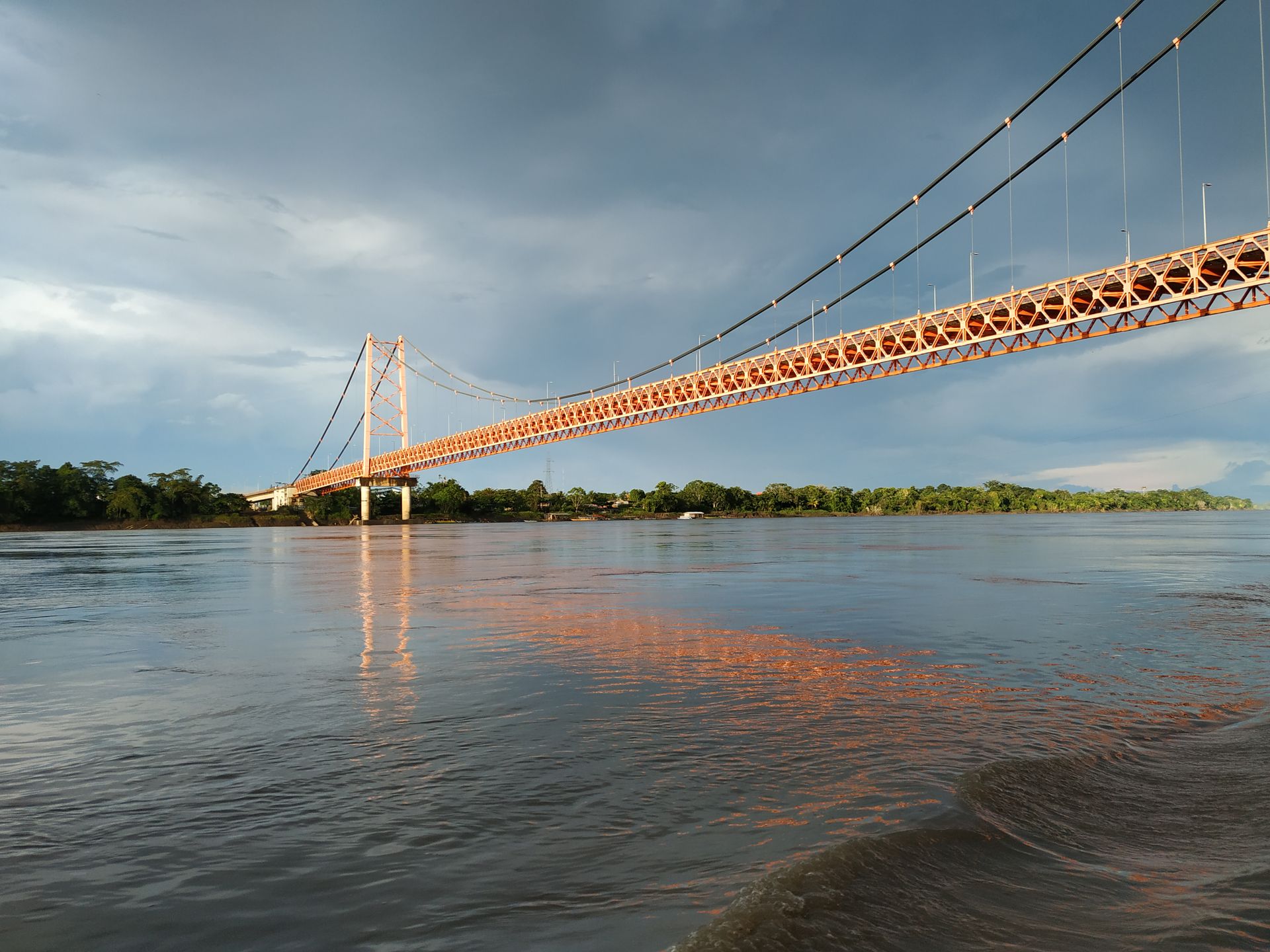 Puente Continental sobre el río Madre de Dios, en Puerto Maldonado, al atardecer
