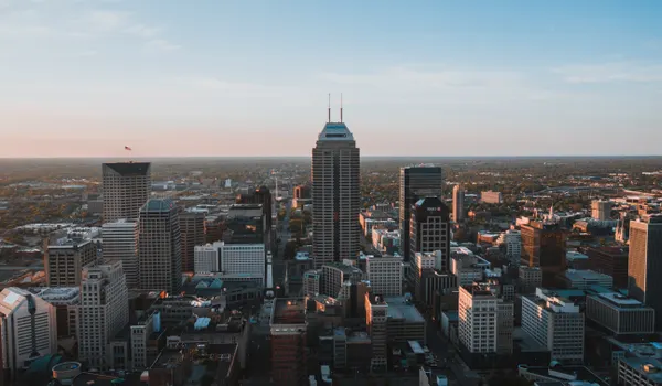 Les tours d'Indianapolis vues du ciel au crépuscule