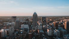 黄昏时分，从空中俯瞰印第安纳波利斯的天际线，城市建筑尽收眼底，景色令人惊叹