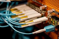 光纤电缆连接数据中心设备的详细视图