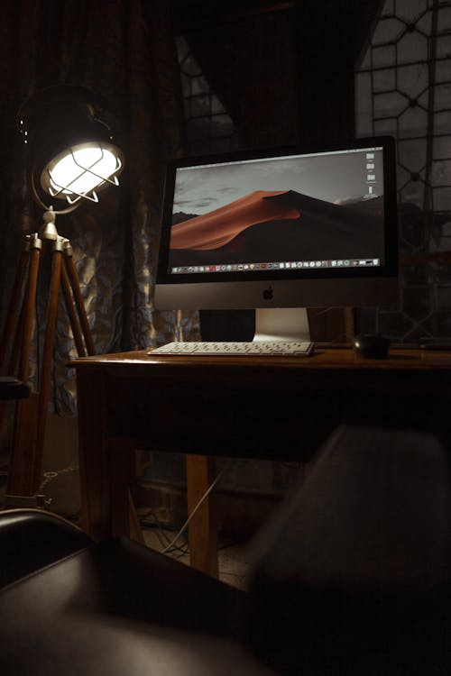 Darmowe zdjęcie z galerii z drewniane biurko, komputer, lampa