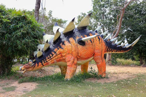 Foto d'estoc gratuïta de jardí de dinosaures, model de dinosaures