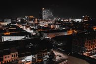 探索繁华的城市，夜空下美丽的天际线被灯光照亮，展示着充满活力的城市景象